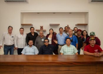 La gobernadora Indira Vizcaíno recibe a pescadores para escuchar sus inquietudes sobre diversos temas