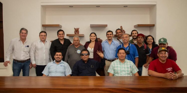 La gobernadora Indira Vizcaíno recibe a pescadores para escuchar sus inquietudes sobre diversos temas