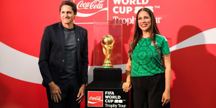 Vive Guanajuato la magia mundialista con la llegada del Trofeo Original de la FIFA a León
