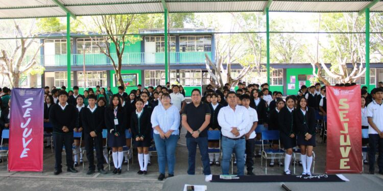 Fortalece Evelyn Salgado el futuro de jóvenes con orientación vocacional en Mártir de Cuilapan