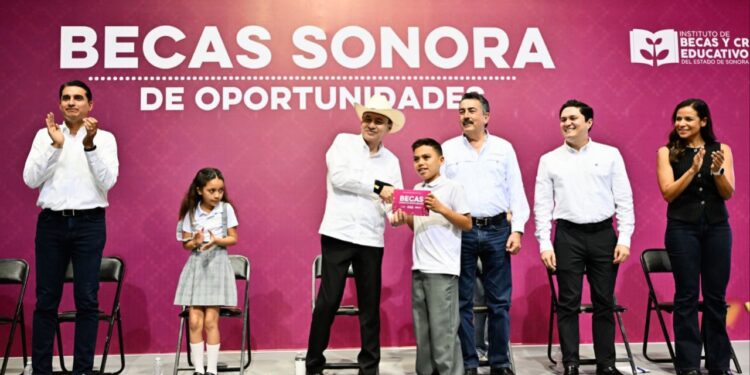 Refuerza el Gobernador Durazo acceso a la educación y lectura con becas y librería del FCE en Cajeme