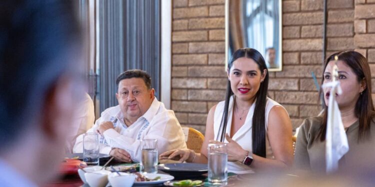 Indira presenta avances y retos del Gobierno de Colima ante integrantes de Canadevi