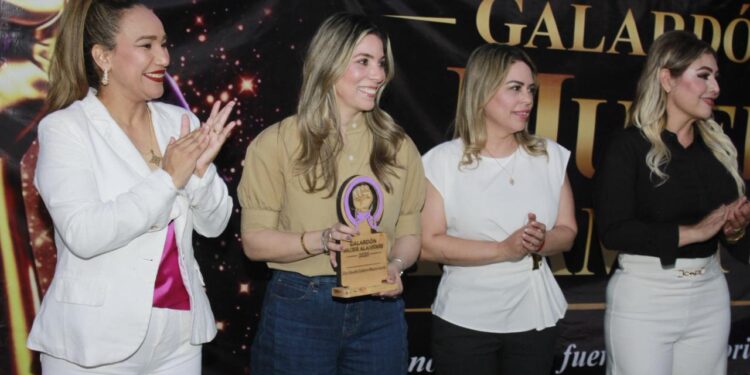 Reconocen trayectorias ejemplares con el galardón “Mujer Alamense”