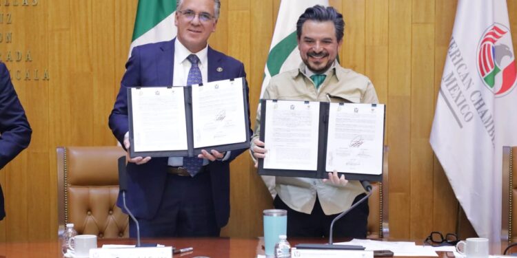 Firman IMSS y American Chamber of Commerce convenio para impulsar investigación clínica y fortalecer procesos institucionales