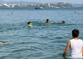 Guardavidas de UEPC Colima salvan la vida a turista de Iztapalapa en aguas marinas de Manzanillo