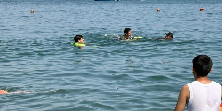 Guardavidas de UEPC Colima salvan la vida a turista de Iztapalapa en aguas marinas de Manzanillo