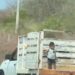 Niño viaja aferrado a camioneta en movimiento en carretera de Oaxaca; automovilistas captan momento de riesgo