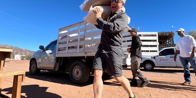 Entrega Omar Del Valle Colosio una tonelada de croquetas a comunidad comca’ac