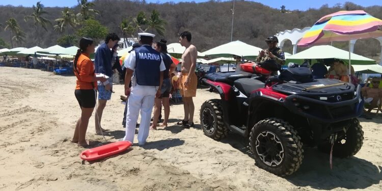 Rescata Protección Civil Manzanillo y Marina a cuatro menores en playa Miramar