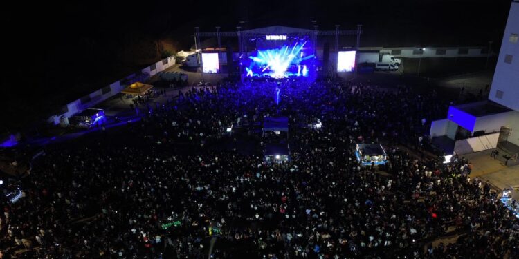 Más de 10 mil personas asisten al concierto de Pancho Barraza en la Semana de la Moto