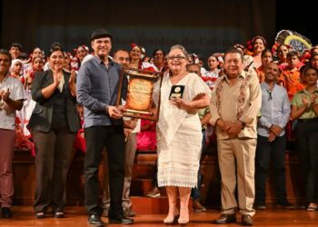 Folkloristas Unidos de Colima celebra 10° aniversario ante un teatro Hidalgo lleno