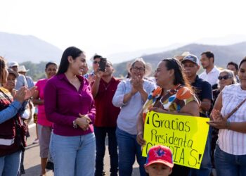 La Gobernadora Indira Vizcaíno entregó y recorrió nuevo puente vehicular El Chical en Coquimatlán