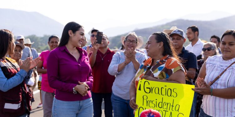 La Gobernadora Indira Vizcaíno entregó y recorrió nuevo puente vehicular El Chical en Coquimatlán