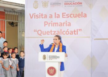 Encabeza Evelyn Salgado homenaje al lábaro patrio en la escuela primaria «Quetzalcóatl» de Chilpancingo
