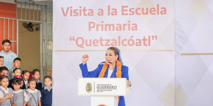 Encabeza Evelyn Salgado homenaje al lábaro patrio en la escuela primaria «Quetzalcóatl» de Chilpancingo 