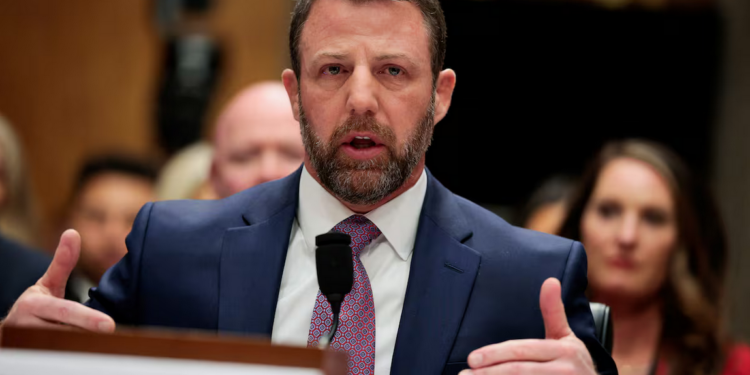 Markwayne Mullin marca distancia con Kristi Noem