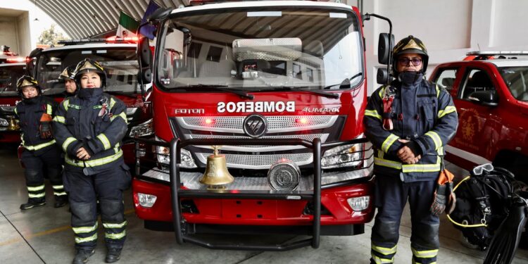 Bomberos de la Ciudad de México reciben nuevo equipo especializado
