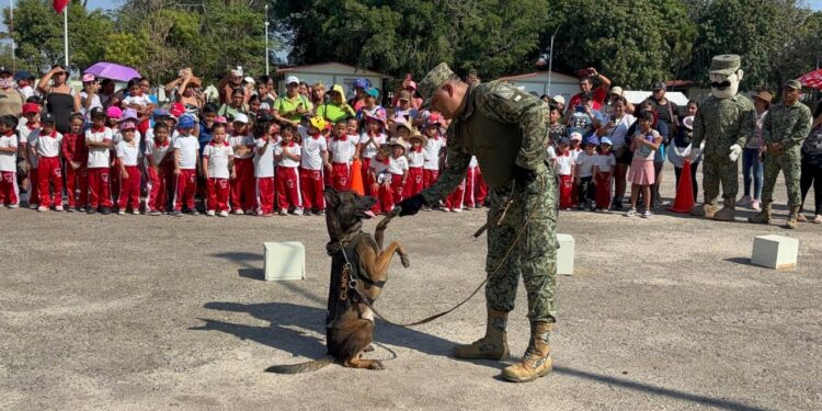 Promueve el Ejército Mexicano la cercanía social con estudiantes en Petatlán
