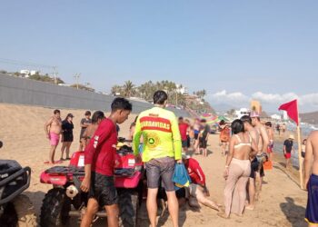 Rescatan guardavidas de UEPC Colima y PC Manzanillo a dos mujeres en Playa de Oro