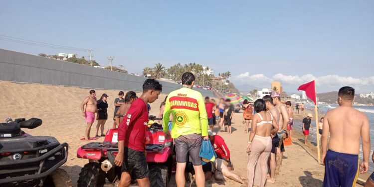 Rescatan guardavidas de UEPC Colima y PC Manzanillo a dos mujeres en Playa de Oro