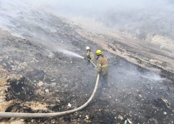 Gobierno del estado continúa apoyando en labores de combate en incendio de relleno sanitario de el Huiteco