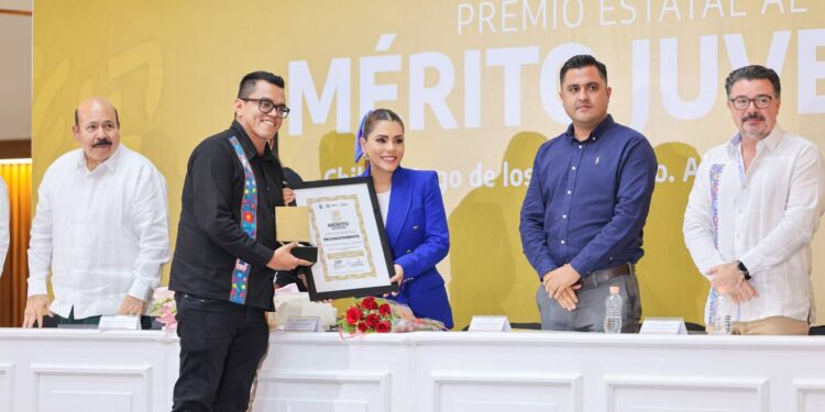 Entrega Evelyn Salgado Pineda el Premio al Mérito Juvenil a jóvenes que inspiran a Guerrero