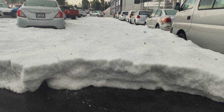 Intensa lluvia y granizo afectan zona de estadios y espacios deportivos en Puebla