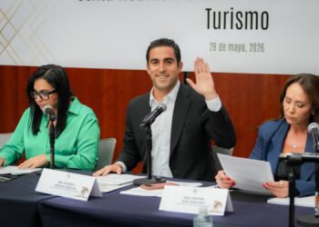Gino Segura cumple demanda histórica de guías turísticos; Senado avanza en su reconocimiento legal