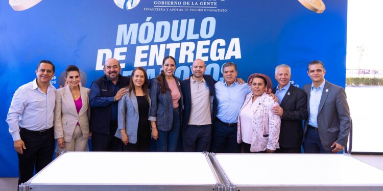 Entrega la Gobernadora Libia Dennise Apoyos «Creemos en Ti»