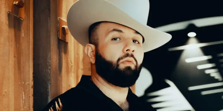 Carín León mezcla salsa, blues y pop sin perder su esencia mexicana