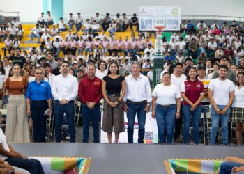 Casi 1,200 estudiantes de Tecomán conocen beneficios de Mi ColiBeca para el Futuro