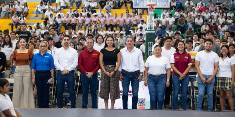 Casi 1,200 estudiantes de Tecomán conocen beneficios de Mi ColiBeca para el Futuro