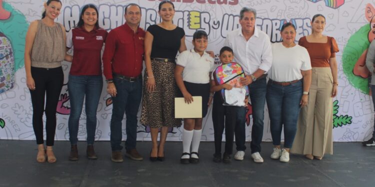 Gobierno de Indira Vizcaíno entrega mochilas, útiles y uniformes a estudiantes de primaria en Tecomán