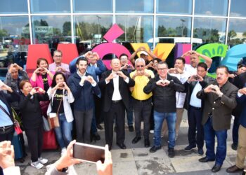 Llegan a Puebla los primeros pasajeros del vuelo directo desde Newark