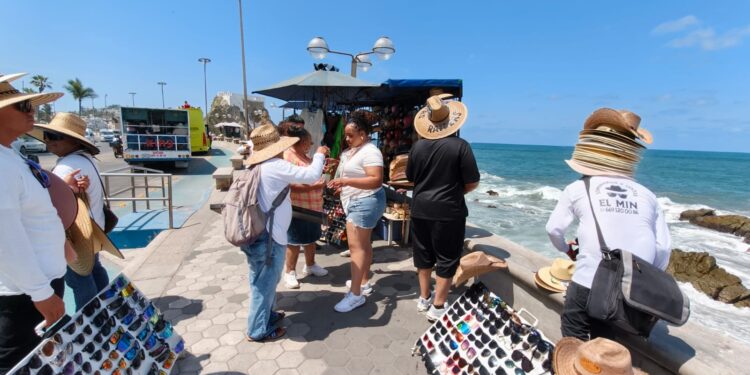 Cruceristas dinamizan actividad turística y económica de Mazatlán