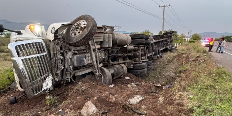 CRUM brinda atención a conductor de tractocamión volcado en la autopista Colima-Manzanillo