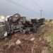 CRUM brinda atención a conductor de tractocamión volcado en la autopista Colima-Manzanillo