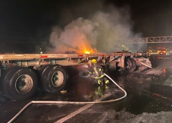 Atienden UEPC y CRUM volcadura e incendio de tráiler en carretera, a la altura de Los Asmoles