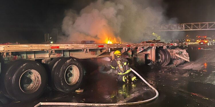 Atienden UEPC y CRUM volcadura e incendio de tráiler en carretera, a la altura de Los Asmoles