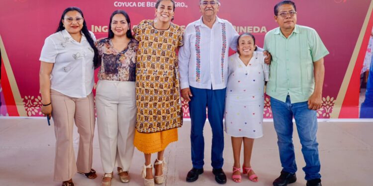 Liz Salgado encabeza entrega de apoyos alimentarios a familias de Coyuca de Benítez