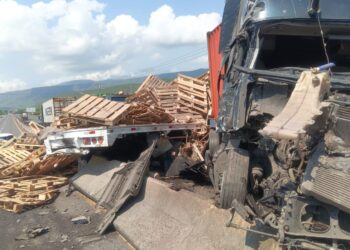 Atienden UEPC Colima y CRUM accidente en autopista Colima-Manzanillo; circulación permanece obstruida