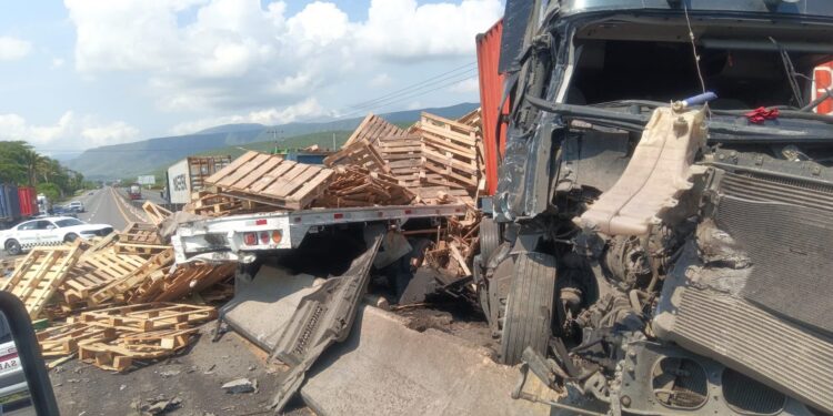 Atienden UEPC Colima y CRUM accidente en autopista Colima-Manzanillo; circulación permanece obstruida