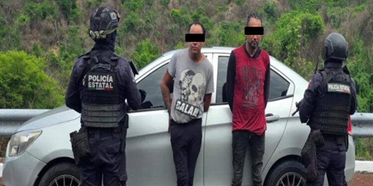 Recupera Policía Estatal vehículo con reporte de robo y detiene a dos personas en Acapulco