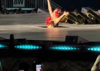 Karol G queda atrapada en plena tarima durante concierto y su reacción sorprende a sus fans