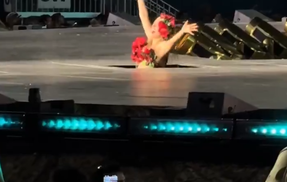 Karol G queda atrapada en plena tarima durante concierto y su reacción sorprende a sus fans