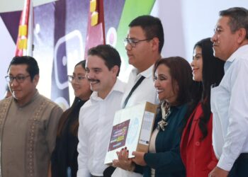 Apoya gobierno de Tlaxcala a las juventudes con laptops y tablets