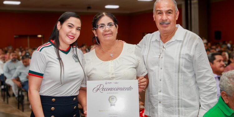 Indira Vizcaíno entrega estímulos a personal de apoyo y asistencia a la educación