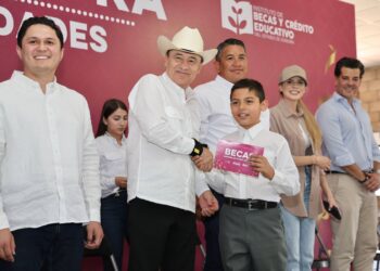 El Gobernador Durazo acerca gobierno, becas y apoyos a comunidades del noroeste de Sonora
