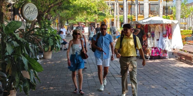 Recibe Mazatlán a más de 3,800 turistas en el primer crucero de julio