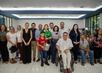 Indira Vizcaíno otorgó más de 300 aparatos auditivos a personas de todo el estado y acompañó entrega de tarjetas JCF